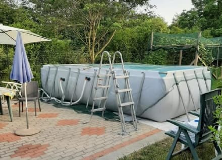 CASTELLAMONTE - Anche i ladri hanno caldo: svuotano e rubano la piscina dal giardino di una casa