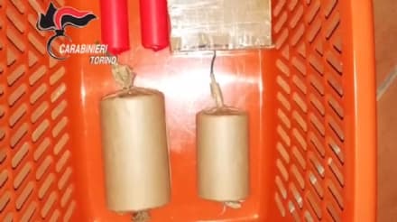 CUORGNE' - Due chili di esplosivi in casa nascosti dentro l'armadio: 42enne arrestato dai carabinieri - VIDEO