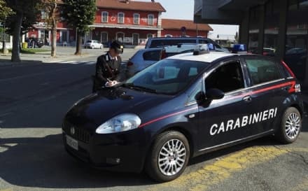 CASTELLAMONTE - Prende a schiaffi una ragazza e la rapina: il sindaco e altri cittadini lo fanno arrestare