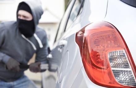 BALDISSERO CANAVESE - I genitori vanno a prendere i bimbi all'asilo e i ladri svaligiano le auto
