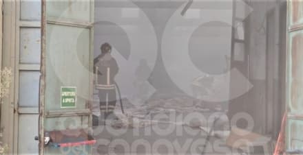 RIVAROLO CANAVESE - Incendio nella fabbrica abbandonata: terzo episodio in tre settimane. E' caccia agli idioti - FOTO e VIDEO