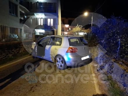 CUORGNE' - Perde il controllo dell'auto che si incastra nella strettoia di Priacco - FOTO