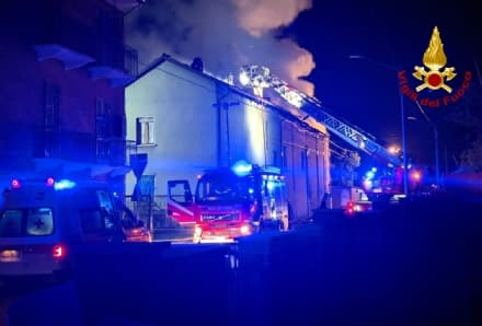 VILLANOVA CANAVESE - Incendio devasta un cascinale nel cuore della notte
