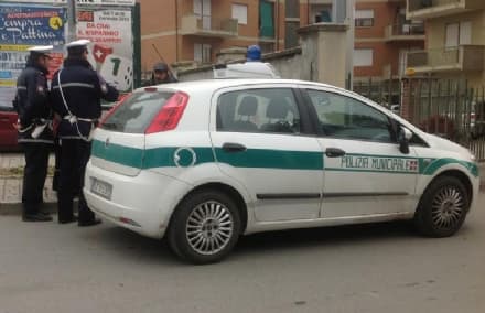NOLE CANAVESE - Tampona l'auto della polizia locale poi morde uno dei vigili: 52enne ubriaca nei guai