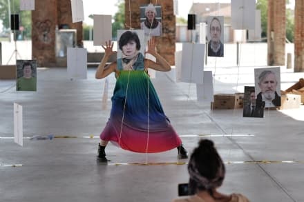 CASTELLAMONTE - Lo scaricatore diventa palcoscenico per la performance di Morena Stories - FOTO