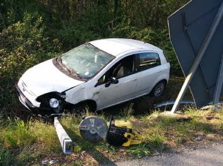 BALDISSERO - Auto fuori strada dopo la galleria della pedemontana