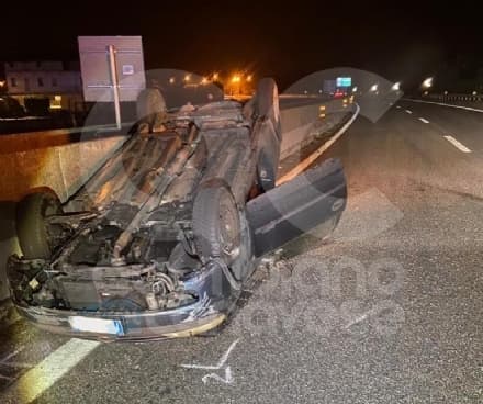 IVREA - Brutto incidente nella notte: tre feriti nell'auto ribaltata. Grave l'uomo al volante ricoverato in codice rosso - FOTO