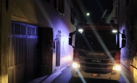 SETTIMO ROTTARO - Incendio in pieno centro, le fiamme devastano il tetto di una casa