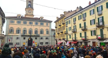 IVREA - Esordio del Carnevale da urlo: folla di gente per il Generale e tanto entusiasmo - VIDEO