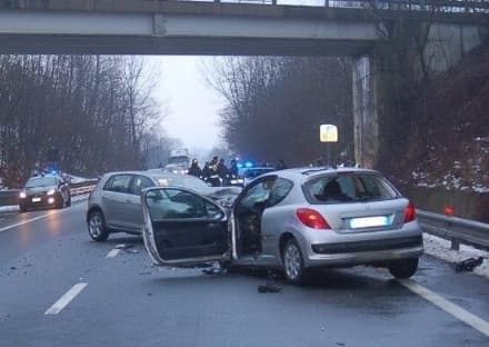 TRAGEDIA SULLA 460 - BILANCIO DI UN MORTO E DUE FERITI GRAVI - FOTO