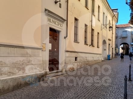 CUORGNE' - Fa la pipì sul muro del municipio, i cittadini chiamano la polizia locale