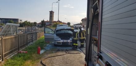 VALPERGA - Auto a fuoco durante la marcia  lungo la 460 - FOTO