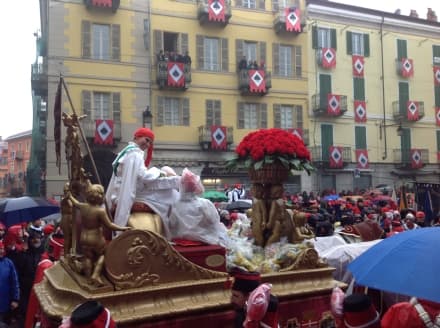 IN DIRETTA DAL CARNEVALE DI IVREA - Il corteo storico e i controlli di sicurezza - FOTO e VIDEO