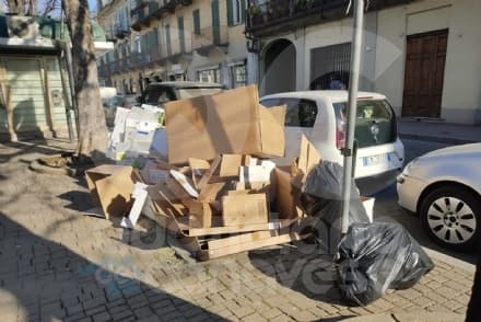 RIVAROLO - Cataste di spazzatura da cestini e bidoni pieni: brutte cartoline dal centro città - FOTO