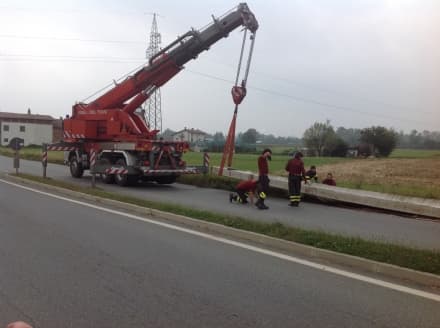 OZEGNA - Camion pompieri perde il carico: provinciale bloccata - FOTO e VIDEO