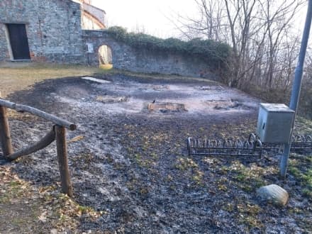 CANDIA CANAVESE - A fuoco l'area pic-nic di Santo Stefano, sindaco denuncia i piromani: «Delinquenti»