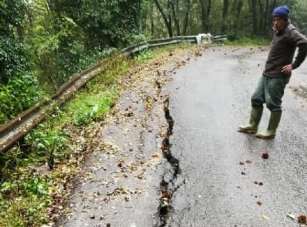 CASTELLAMONTE - Asfalto collassato: chiusa la strada per Sant'Anna Boschi