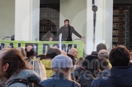 IVREA - Il sindaco di Colleretto Castelnuovo dal palco no-pass: «La maggioranza è contraria al certificato verde» - VIDEO