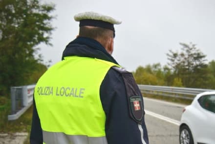 CIRIE' - Scappa con lo scooter all'alt della polizia locale ma cade dopo una curva: denunciato