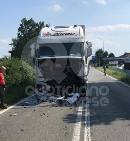FELETTO - Due camion si scontrano sulla ex statale 460