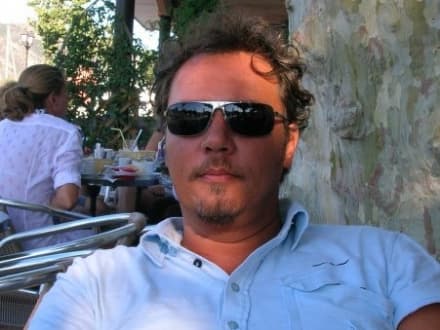 LEINI - Il presidente dei commercianti dona i libri alla biblioteca