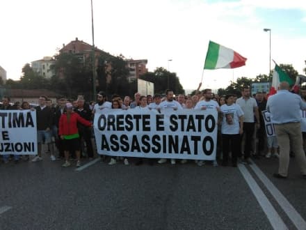 TORINO-BORGARO - Manifestazione anti Rom, tensione e incendi