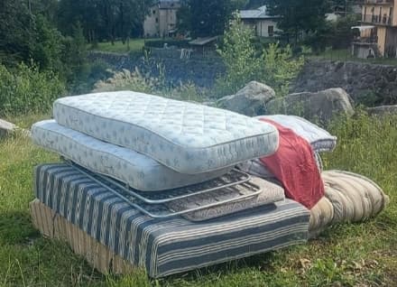 RONCO CANAVESE - Materassi buttati nel prato, #taggailmaiale «sale» in montagna...