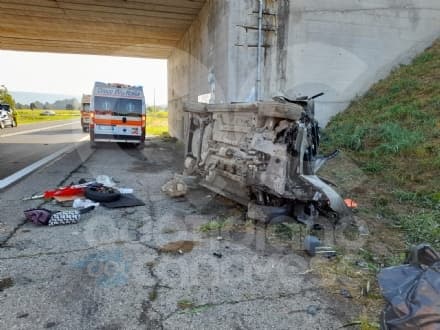 IVREA - Auto contro il muro sulla pedemontana: tre giovani gravi. Una ragazza in prognosi riservata - FOTO e VIDEO