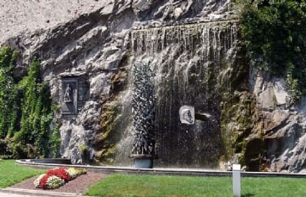 IVREA - La fontana di Camillo Olivetti si colora di rosa