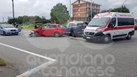 CALUSO - Ennesimo incidente all'incrocio alle porte del paese: tre auto coinvolte