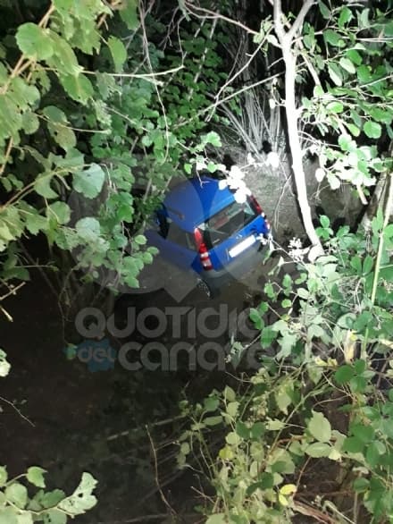 RUEGLIO - Auto precipita nella scarpata lungo la provinciale della Valchiusella: ferita una donna - FOTO