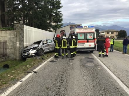 VALPERGA-SALASSA - Incidente stradale: camion contro auto, una ragazza ferita - FOTO E VIDEO