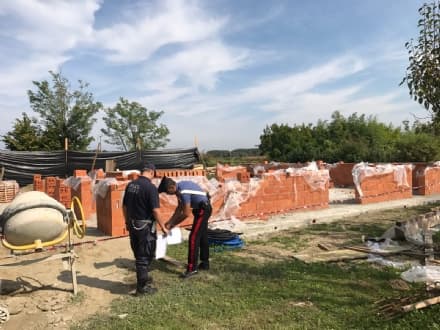 LEINI - Le case dei nomadi erano abusive: i carabinieri sequestrano il cantiere all'alba - FOTO