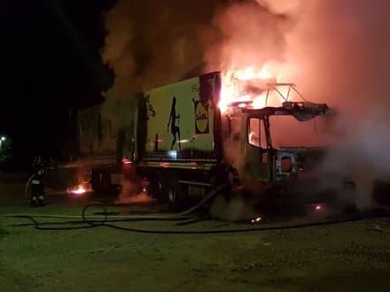 RIVARA - Incendio distrugge un camion nella zona industriale di via Busano - FOTO E VIDEO