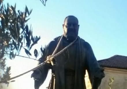 CASTELLAMONTE - Cappio al collo di Padre Pio: "Un gesto vergognoso che offende l'intera città"