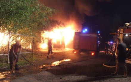 PALAZZO - Fienile a fuoco: i pompieri salvano gli animali