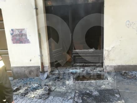 IVREA - Prende fuoco un bidone della spazzatura: paura per un negozio - FOTO