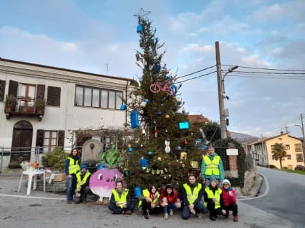 COLLERETTO - Maxi albero e abete all'uncinetto accendono il Natale - FOTO