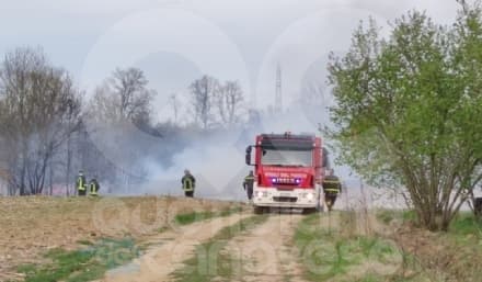 BOSCONERO - Incendio in una rimessa: a fuoco pneumatici e carcasse di auto - FOTO