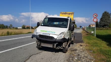 FELETTO - Incidente sulla 460: auto contro camion Teknoservice