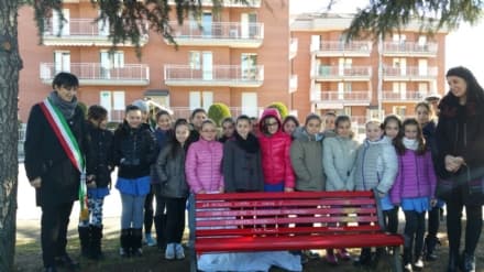 BORGARO - Le panchine rosse celebrano la Festa della Donna
