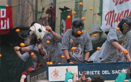 CARNEVALE DI IVREA - 51 carri da getto pronti per la battaglia delle arance