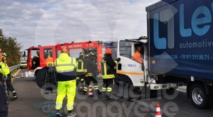 LEINI - Un altro incidente sulla 460, scontro tra due camion: c'è un ferito - FOTO