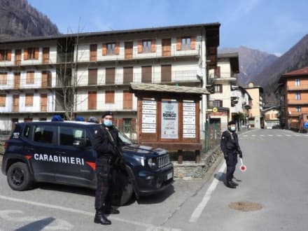 RONCO CANAVESE - Gazzarra in piazza: botte tra famigliari e intervento in forze dei carabinieri