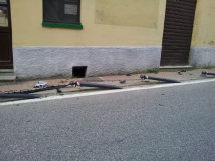 CUORGNE' - Abbatte i pali con l'auto: caccia all'automobilista