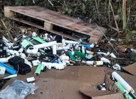 BOLLENGO - Pile e materiale elettrico abbandonati nei boschi