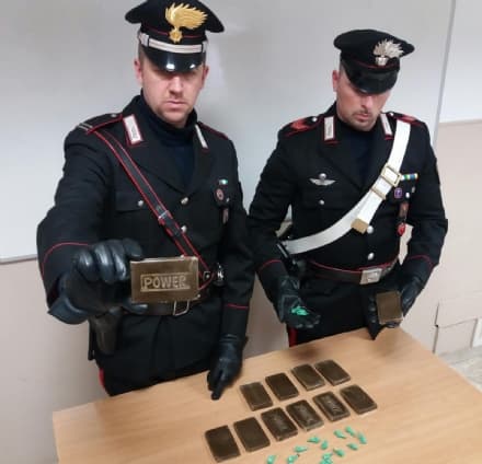 IVREA - Marocchino irregolare con oltre un chilo di droga in casa: arrestato dai carabinieri - VIDEO