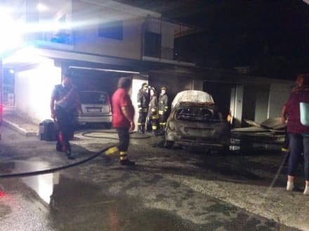 CUORGNÈ - Incendio distrugge auto in garage - FOTO e VIDEO