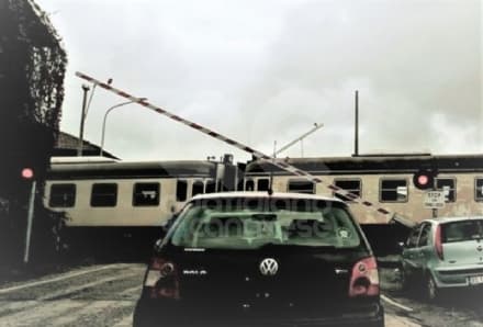 OGLIANICO-FAVRIA - Il passaggio a livello si apre in anticipo: attimi di apprensione lungo la ferrovia Rivarolo-Pont