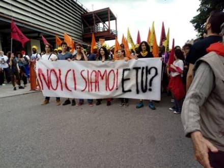 IVREA - Una colorata manifestazione dedicata all'antifascismo - FOTO